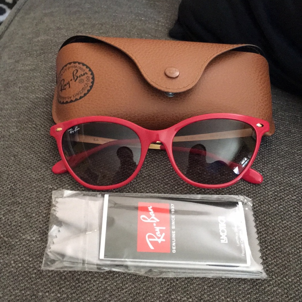 Dark pink ray ban!!